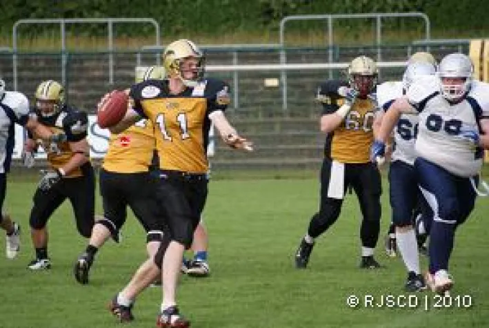 Dolphins verlieren gegen die Cadets mit 14:19 - Schwarze Serie der Paderborner Footballer hält an Bild: Dolphins verlieren gegen die Cadets mit 14:19 - Schwarze Serie der Paderborner Footballer hält an