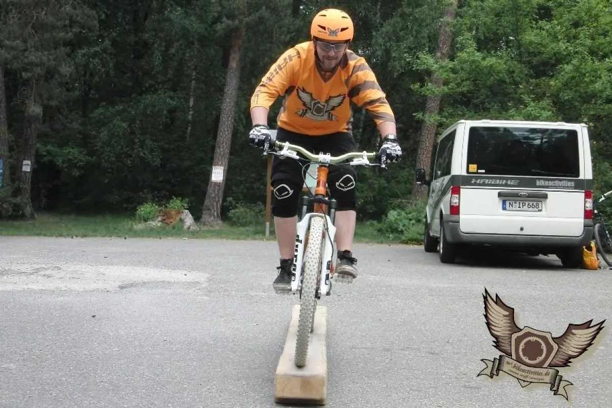 Gleichgewichtsübung beim MTB-Workshop von 