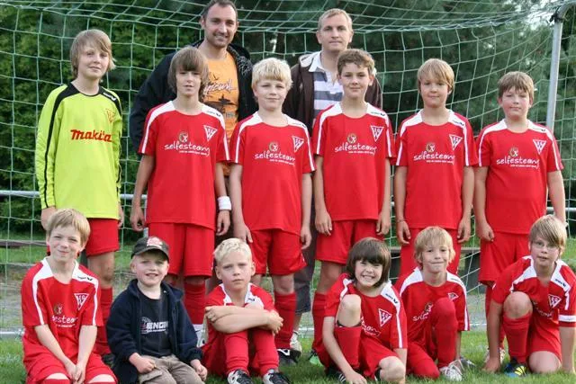 Bild: Wo Selbstwert draufsteht, ist Selbstvertrauen drin: Trikots von selfesteam.de für die Junioren der SG Weixdorf