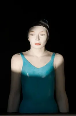 Bild: Birgid Helmy, "Warten auf Antwort", Plastik