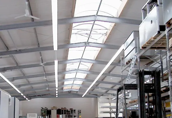 Bild: Neue Serie IP54-Deckenventilatoren senkt Hallen-Heizkosten