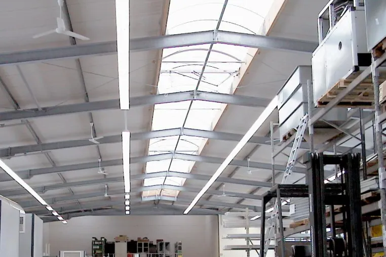 Bild: Neue Serie IP54-Deckenventilatoren senkt Hallen-Heizkosten