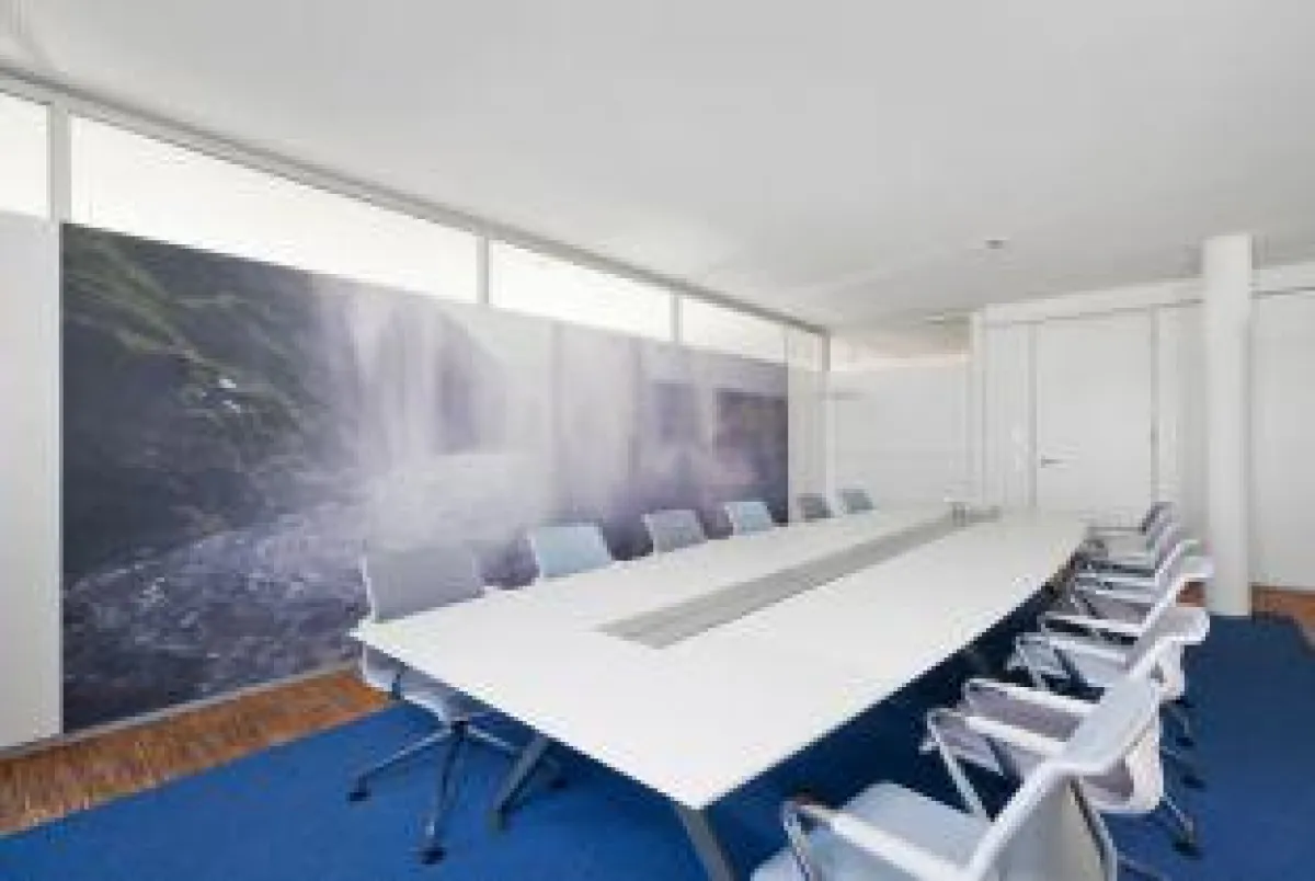 Besprechungsraum mit bedrucktem Wandpaneel