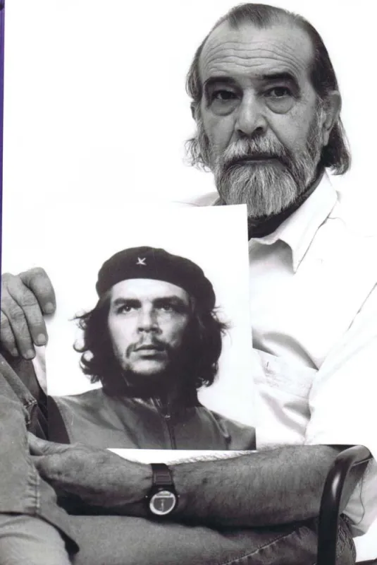 Alberto Korda mit seiner berühmten Che Guevara Fotografie