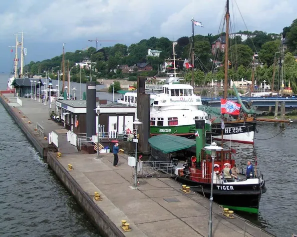 Bild: Tag des offenen Denkmals im Museumshafen - Historischer Tiger in Fahrt