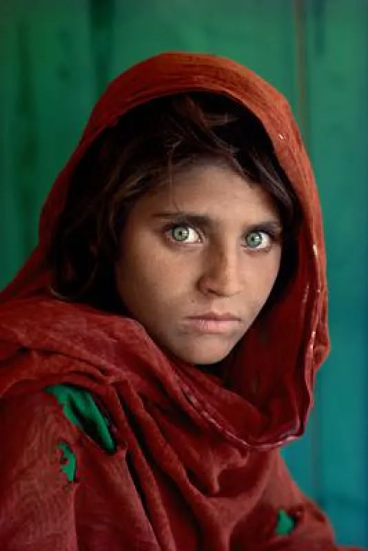 Steve McCurry, Shabat Gula, Afghan Girl, 1984 © Steve McCurry – Courtesy Galerie Stephen Hoffman