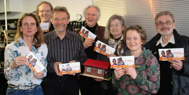 Bild: Hofgartenmanufaktur, SC Lötters und Rheinatelier übergeben Flyer an Häuser für Waisenkinder e.V.