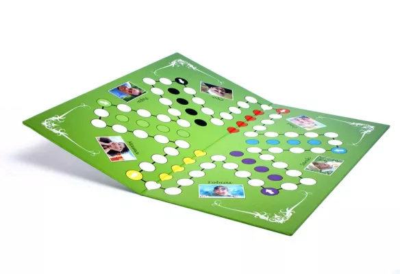 Bild: Attraktive Geschenkidee für Spielefreunde: Persönliches Brettspiel mit eigenen Fotos