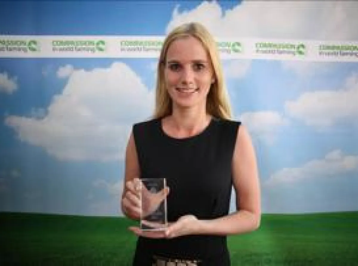 Nicole Blömer, Produktmanagerin bei WIESENHOF, freut sich über die Auszeichnung 