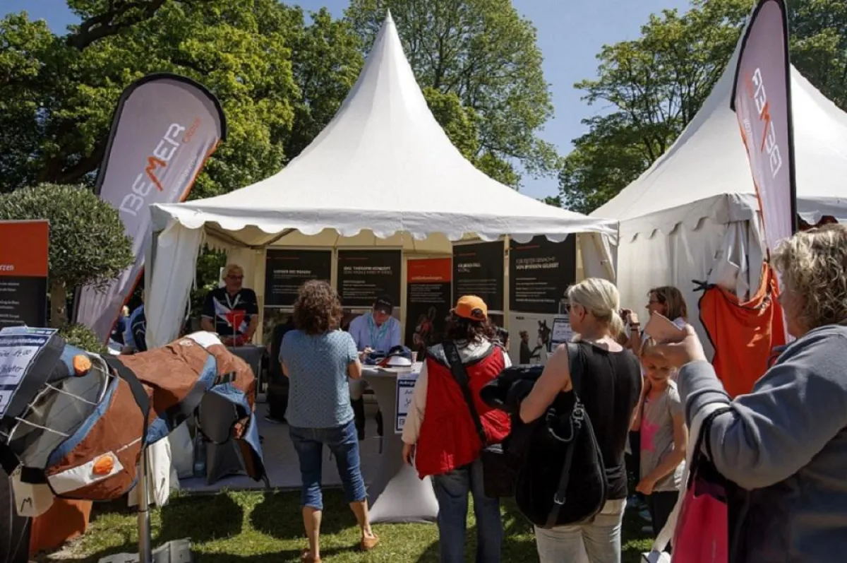 Begeisterte Zuschauer am Stand der BEMER Group