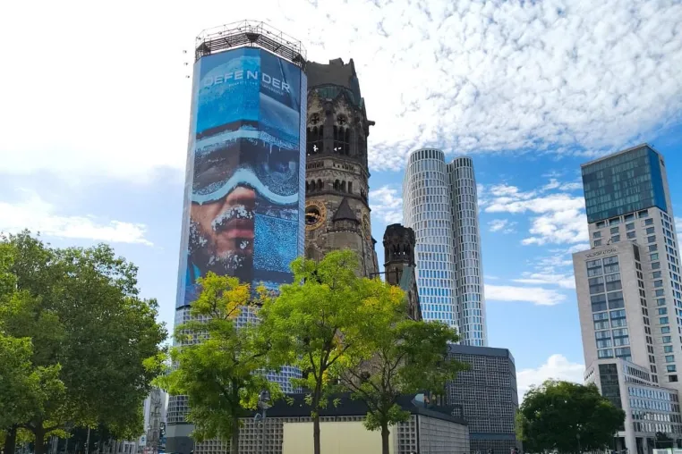 Bild: 1.178 Kilo über dem Breitscheidplatz: Wie die Gedächtniskirche verhüllt wird