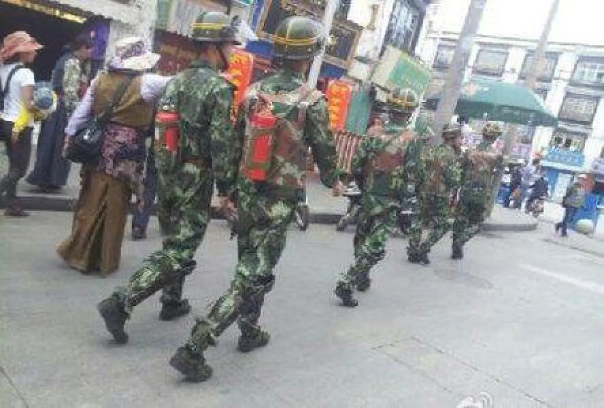 Paramilitärische Kräfte mit auf den Rücken gebundenen Feuerlöschern in Lhasa