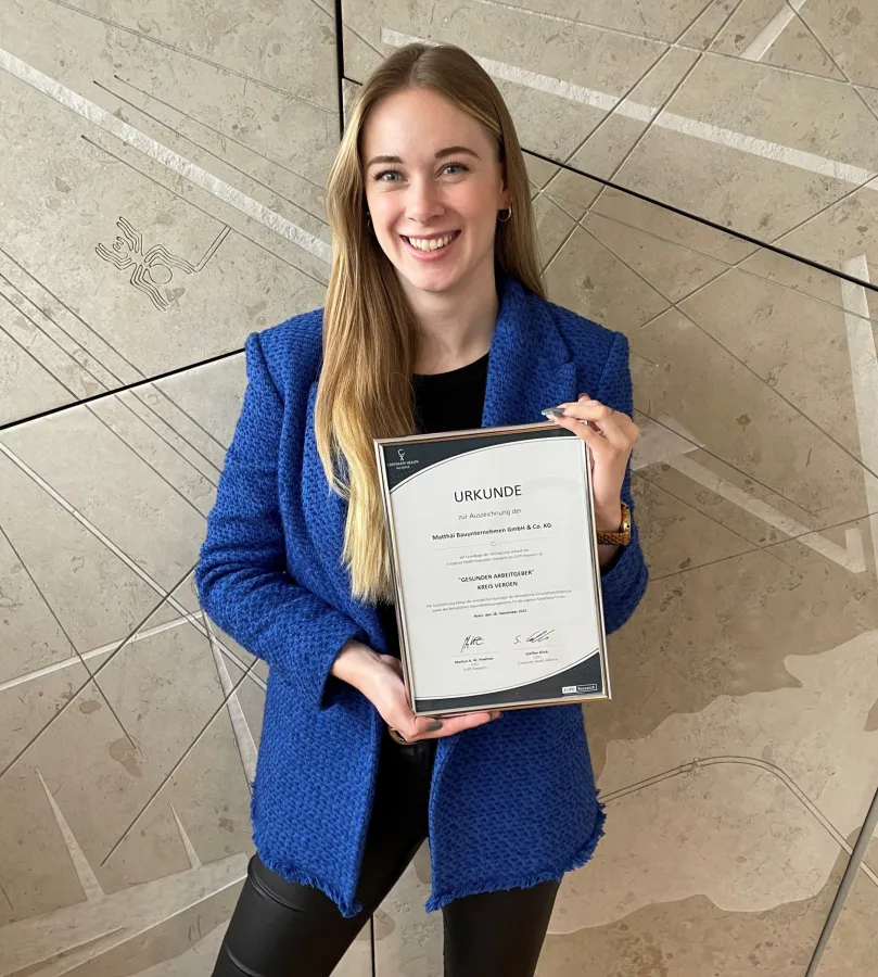 Marieke True (Matthäi Bauunternehmen GmbH & Co. KG) präsentiert die Urkunde 