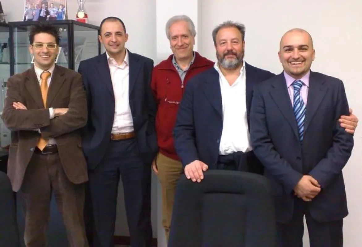 IMAGE S srl ist neuer Distributor für Bildverarbeitungs-Standardsoftware von MVTec in Italien: Paolo Longoni (zweiter von rechts) inmitten seines Verkaufs-Teams.