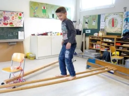 Bild: Mit Hammer und Akkubohrer - Berliner Schüler gestalten ihr Klassenzimmer