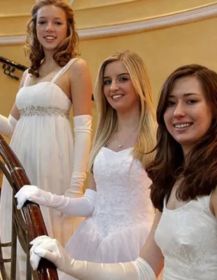 Bild: Einfach zauberhaft - die Debütantinnen des Chrysanthemenballs 2009