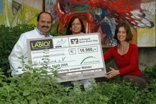 Bild: Johann Lafer übergibt Naturefund einen Spendenscheck in Höhe von 16.980 EUR