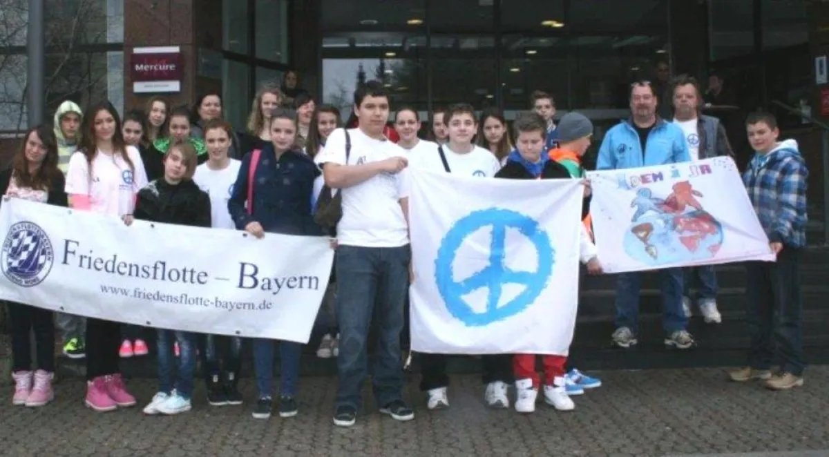 Die Teilnehmer der Friedensflotte vor dem Mercure Hotel ORBIS München Süd.