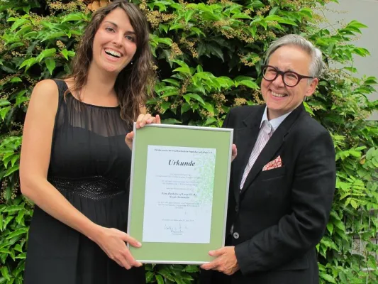 Wissen zu bewahren stärkt Unternehmen: Nicole Steinmann erhält Absolventenpreis des Fördervereins Bild: Wissen zu bewahren stärkt Unternehmen: Nicole Steinmann erhält Absolventenpreis des Fördervereins