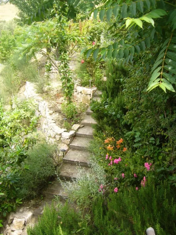 Überall in La Rogaia findet man lauschige Winkel, ein Paradies für Tiere und Pflanzen und eine Augenweide für die Gäste