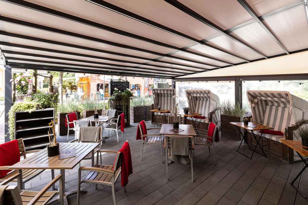 Im „Wirtshaus Dorf 8“ in Sankt Peter-Ording bieten Markisen von markilux komfortablen Wetterschutz. (© markilux)