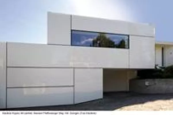 Bild: Käuferle GmbH & Co. KG mit neuen Designvarianten auf der BAU 2009 - Sammelgaragentor in Alu-Leichtbauweise