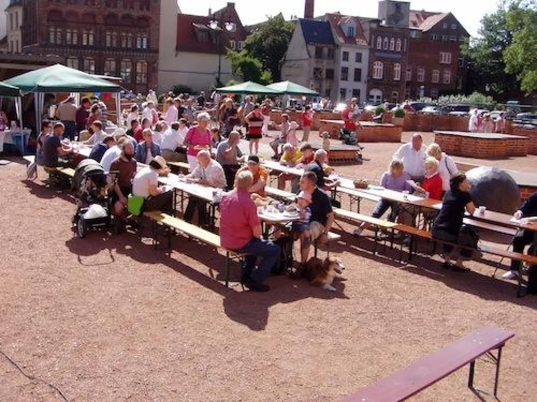 Stadt- und Landplanung: Studenten lernen, viele Interessengruppen an einen Tisch zu bringen (Bürgerfrühstück in Wismar, 2011)