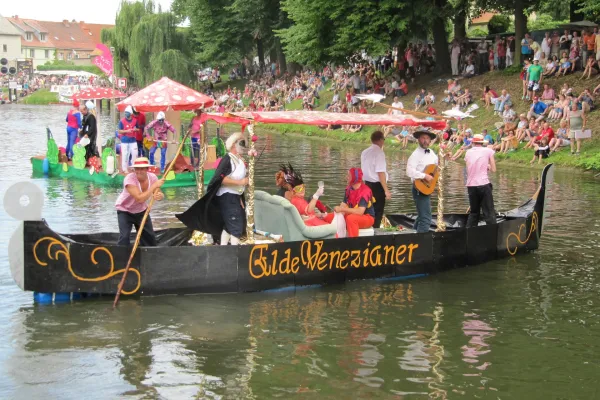 Bild: Kann Plau mit Badewannenrallye und Entchen-Song die NDR Stadtwette gewinnen und Gutes tun?