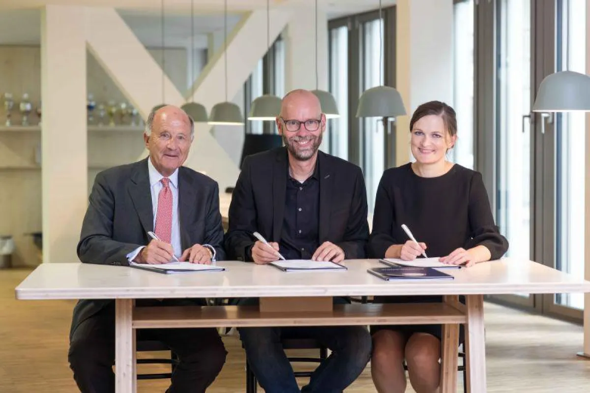 V.l.n.r.: Gunter Mengers, Uve Samuels und Svenja Köster bei der Vertragsunterschrift