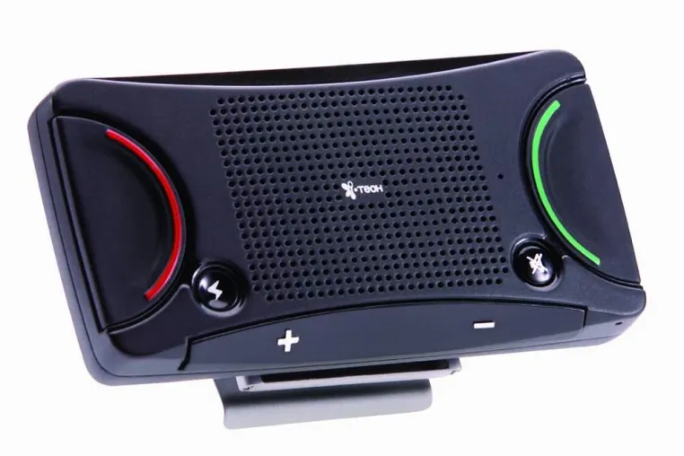 Bild: Zwei Handys – eine Freisprechanlage: i.Tech i.Carkit 305 mit Multipoint