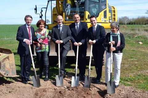 Ein Mehrgenerationendorf der Zukunft Staatssekretär David Langner besucht St. Paul zum offiziellen Spatenstich Bild: Ein Mehrgenerationendorf der Zukunft Staatssekretär David Langner besucht St. Paul zum offiziellen Spatenstich