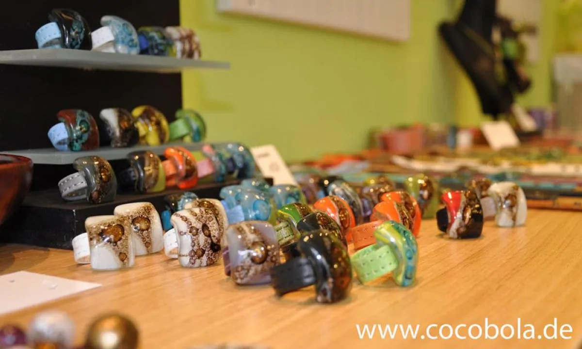 Farbenfrohen Glasschmuck gibt es bei Cocobola