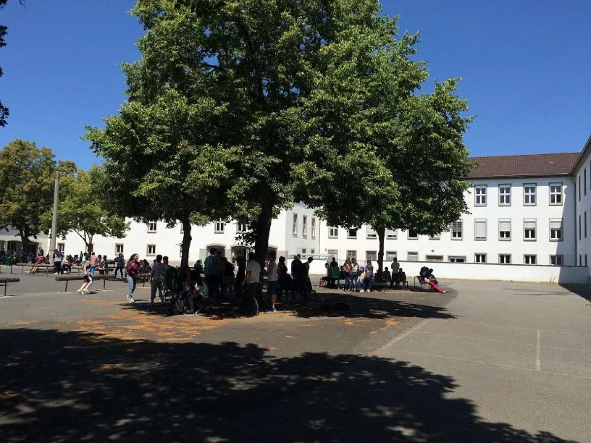 Der Schulhof des Bestandes Friedrich-Ebert-Schule. Bild: HITZLER INGENIEURE