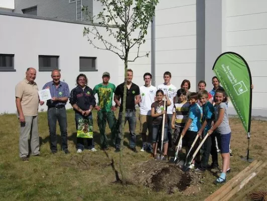 Bild: Baumpflanzaktion an der Carl-von-Weinberg-Schule in Frankfurt