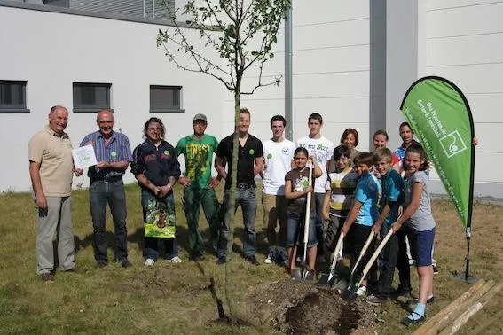 Bild: Baumpflanzaktion an der Carl-von-Weinberg-Schule in Frankfurt