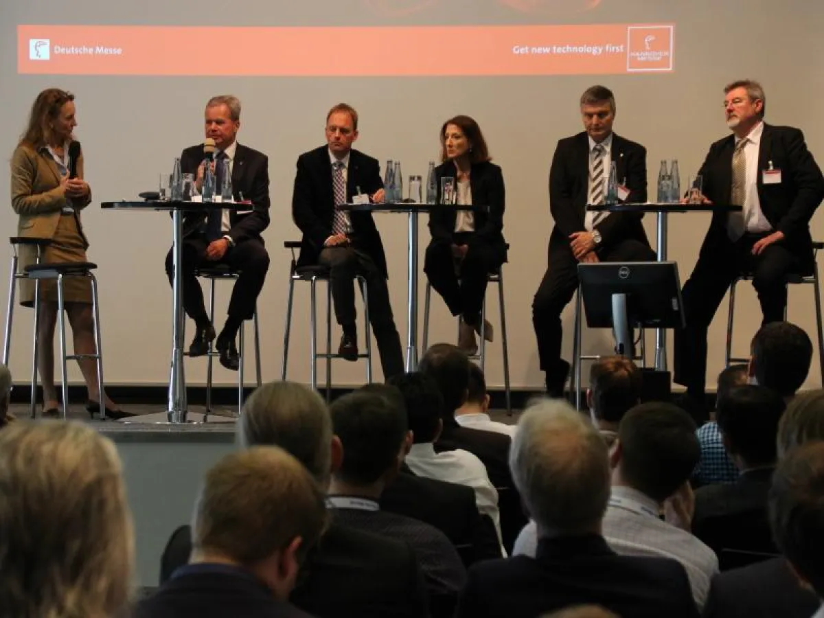 Podiumsdiskussion mit Dr. Christine Lötters auf der Hannover Messe (Foto: SC Lötters)