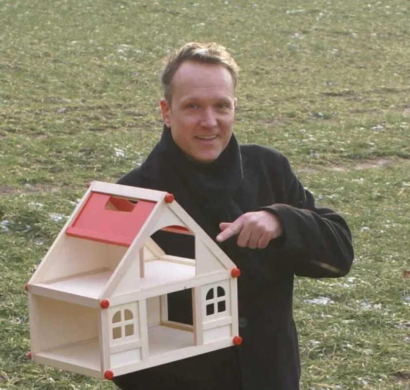 Die 1. Familie, der Meurer ihr Haus vermittelt, erhält ein extra Bonbon: ein Puppenhaus für Kids!
