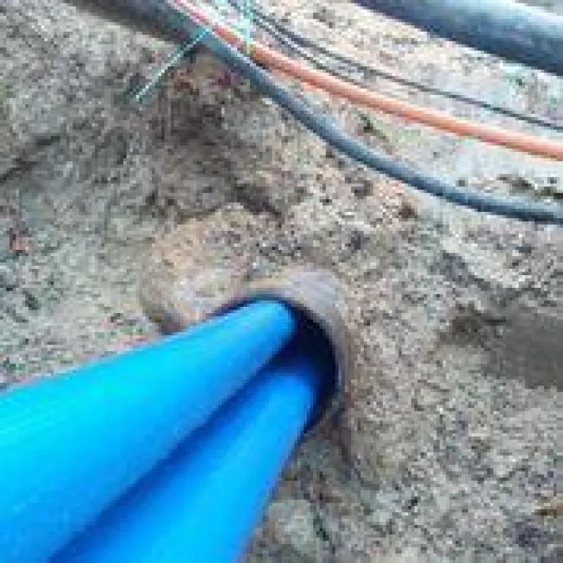 Nach dem Einzug wird Heißdampf in den gefalteten Liner eingeleitet. Foto: egeplast