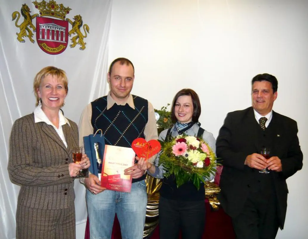 Übergabe des Gewinns aus der Jahresverlosung 2007/2008 der Monarchis Grundbesitzgesellschaft mbH, einem Wellness-Wochenende im Romantik Hotel „Bergergut“; von links: Monarchis-Geschäftsführerin Sonja 