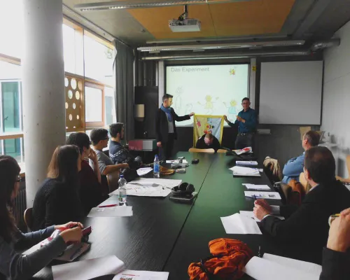 Bild: Uni Wismar arbeitet beim Studienprojekt „Bespielbare Orte“ mit Spielplatzgeräte-Hersteller KOMPAN zusammen.