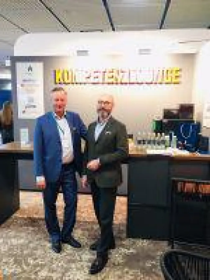 Karsten Jeß von KAJ Hotel Networks und Jens Rosenbaum, Geschäftsführer von Swissfeel (v.l.n.r.).
