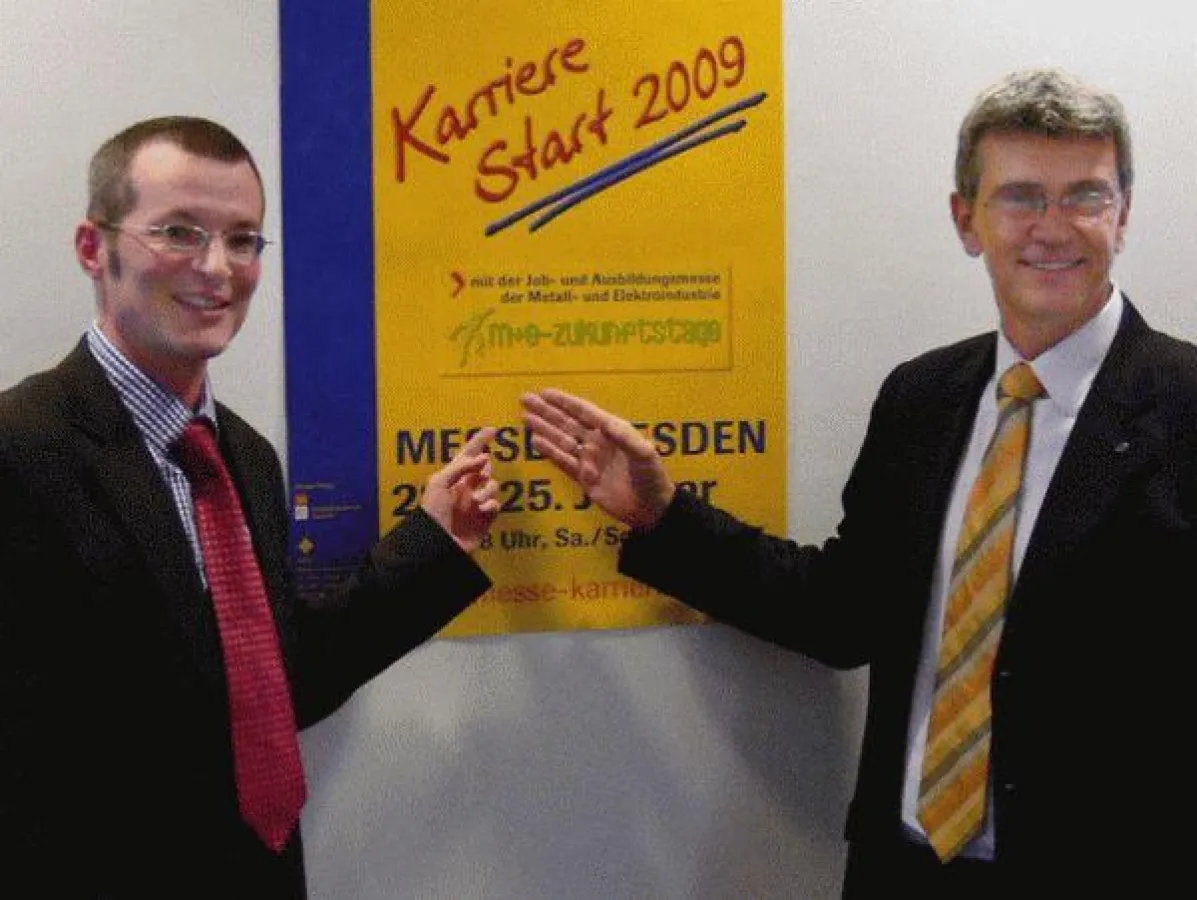 Hartmut Fiedler (links) und Roland Zwerenz präsentieren das aktuelle Messeplakat