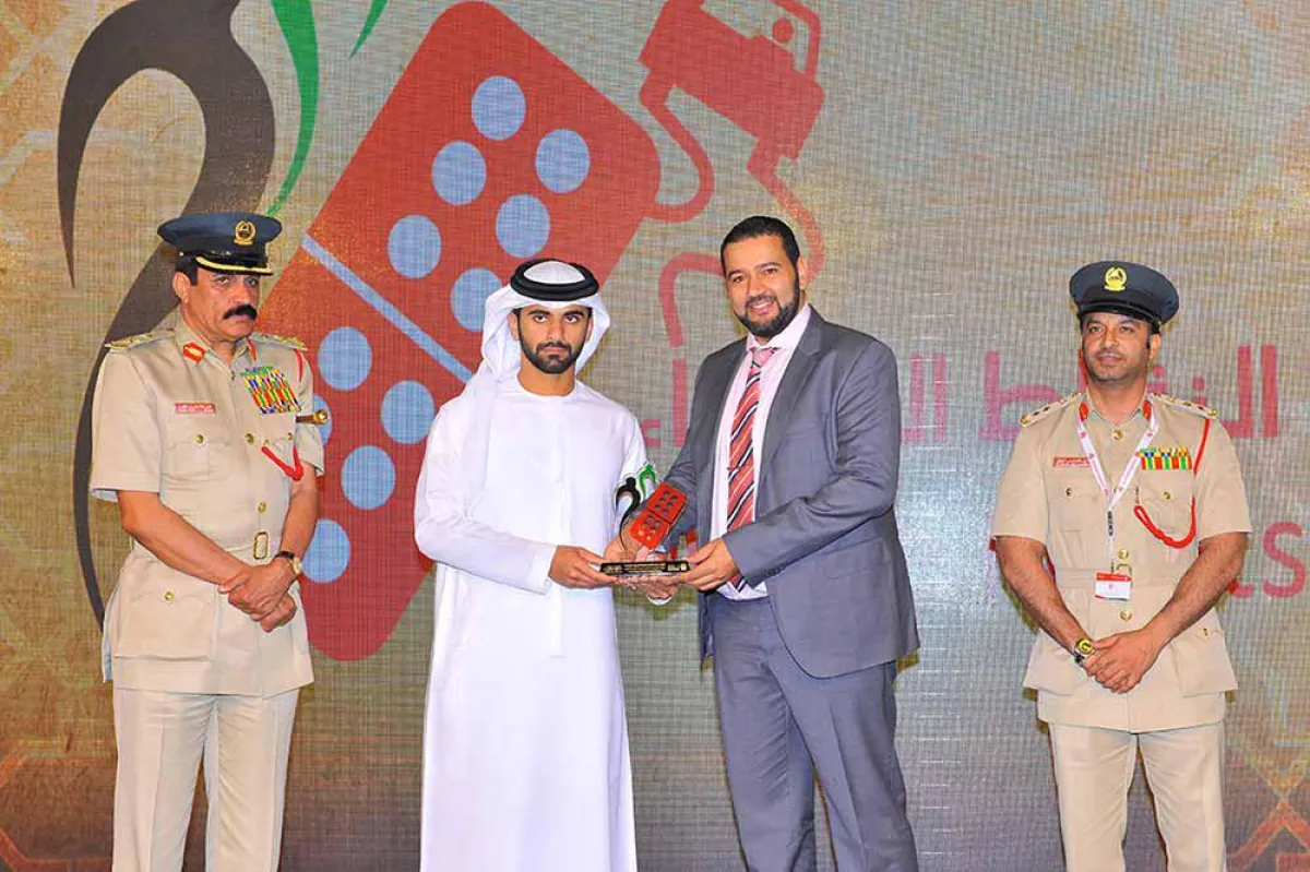 Seine Hoheit Sheik Mansour bin Mohamed bin Rashid al Maktoum bei der Übergabe an Youssef El Hansali