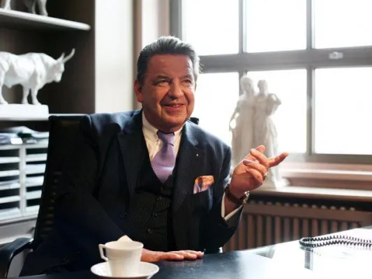 Bild: Präsident des Berlin Capital Club Jörg Woltmann erhält den Verdienstorden des Landes Berlin