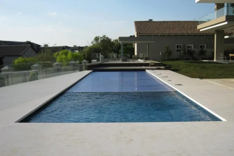Schwimmbadabdeckungen der grando GmbH: Sparen mit Profil Bild: Schwimmbadabdeckungen der grando GmbH: Sparen mit Profil