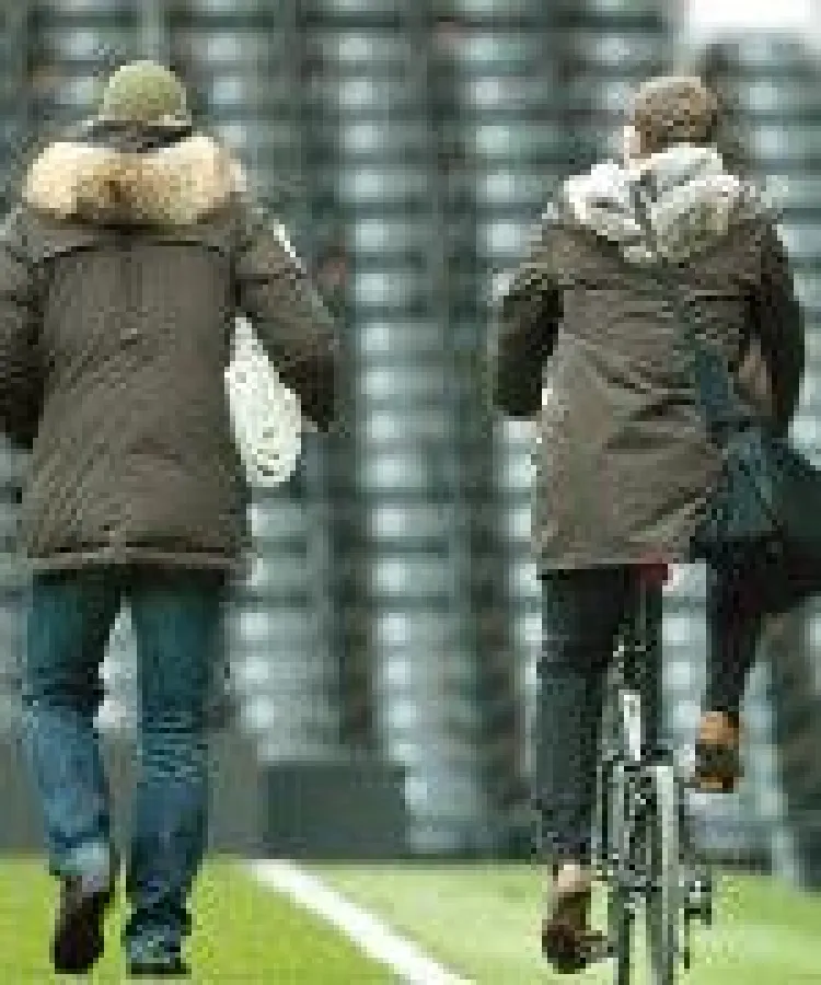 Volz (r.) mit Tasche und Klapprad