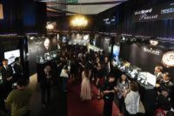 Rund 18.000 Besucher informieren sich auf der Hongkonger Uhrenmesse über die Trends der Branche Bild: Rund 18.000 Besucher informieren sich auf der Hongkonger Uhrenmesse über die Trends der Branche