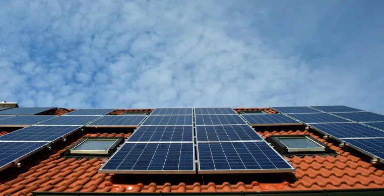 Bild: Die Kraft der Sonne nutzen: Solaranlagen als nachhaltige Energiequelle