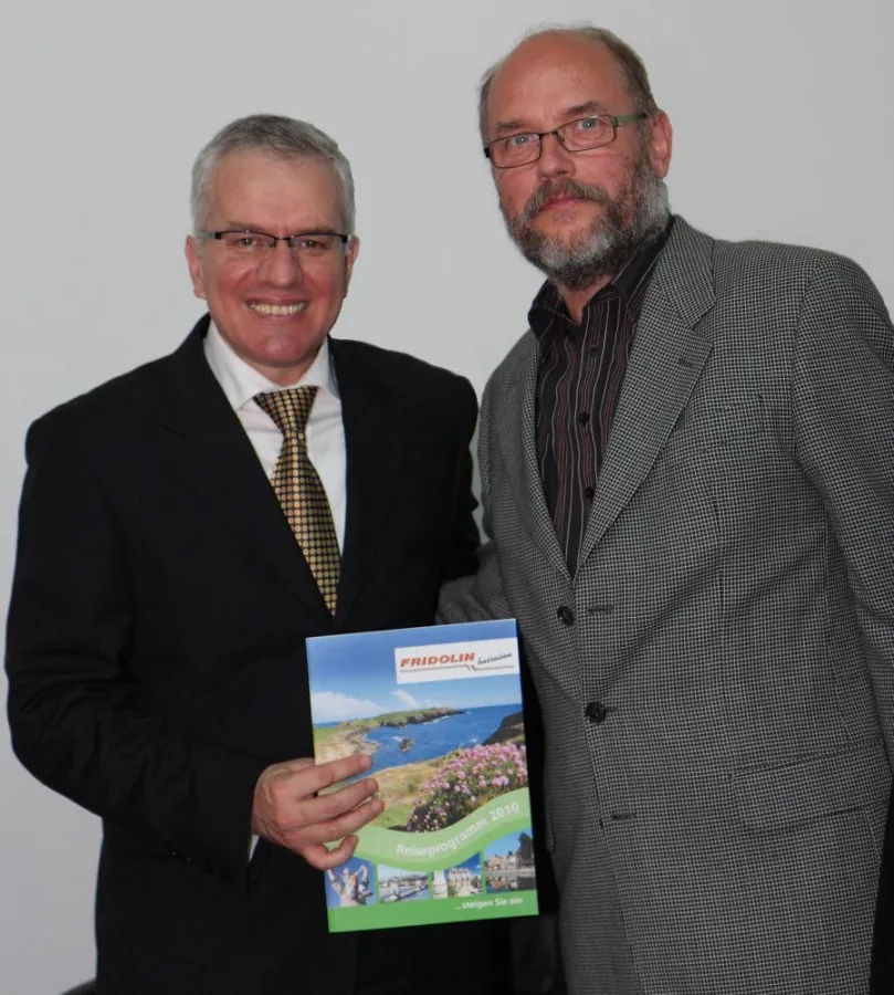 Der albanische Staatsminister für Touristik, Kultur und Sport Ferdinand Xhaferaj (links) freut sich mit Reiseunternehmer Jürgen Senger über die zukünftige Zusammenarbeit und die Förderung des Tourismu