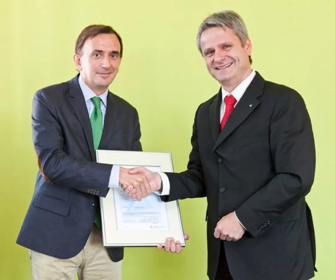 Übergabe der Zertifikatsurkunde durch Ralf Martin Müller, TÜV Rheinland, an Christian Faggin, Sprecher der Alpensped-Geschäftsführ